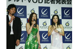 記者発表会の進行は、蒼井そら（右）と元ギリギリガールズの荒井美恵子（中央）の画像