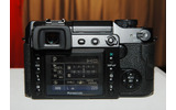 　松下電器産業は、同社初のデジタル一眼レフカメラ「DMC-L1」と「ライカ D　VARIO-ELMARITレンズ」をセットにしたレンズキットを7月22日に発売する。価格はオープンで、実売予想価格は25万円前後。の画像