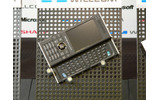 　「W-ZERO3」の新型モデル「W-ZERO3 [es]」（WS007SH）が発表された。発売は7月27日。ストレート型の携帯電話と同様に片手での操作が可能となっているが、スライドさせることでQWERTYキーボードが現れるというインターフェイスが採用されている。の画像