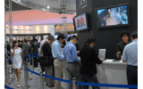 　Windows Mobileを搭載した「W-ZERO3 [es]」が先日発表されたが、WIRELESS JAPANでは早速展示が始まっている。の画像