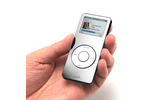 　フォーカルポイントは、第5世代iPodまたはiPod nanoの前面に装着して汚れや傷を防ぎ、カラーの変更もできるフェイスプレート「iGraze」を同社直販サイト「Focal Store」限定で発売する。の画像
