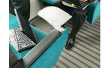 TX-2000系の3号車と4号車は向かい合い座席。肘掛けからテーブルが出るのでノートPCの作業に便利の画像