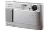 　ソニーは、有効720万画素の1/2.5型CCDを搭載し、光学式手ブレ補正機能とISO1,000に対応した薄型デジカメ「サイバーショット DSC-T10」を8月25日に発売する。価格はオープンで、実売予想価格は4万円前後。の画像