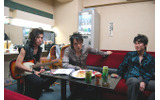 楽屋で出番を待つ出演者。左から赤平誠さん（G）、熊野秀樹さん（Vo）、大塚幸太さん（Dr）の画像