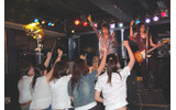 ロックバンドのライブ会場さながらにステージと観客が一体に！の画像