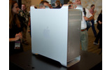 　Mac OSの開発者向け会議である「WWDC 2006」にて、クアッドコアXeonが2つ搭載されたデスクトップワークステーション「Mac Pro」が発表された。ここでは、会場で展示されているMac Proをフォトレポートでお伝えする。の画像