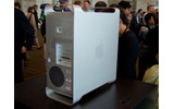　Mac OSの開発者向け会議である「WWDC 2006」にて、クアッドコアXeonが2つ搭載されたデスクトップワークステーション「Mac Pro」が発表された。ここでは、会場で展示されているMac Proをフォトレポートでお伝えする。の画像