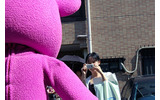 モモを半笑いでうれしそうに激写する私の画像