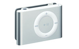 　米アップルコンピュータは、「iPod shuffle」の新モデルを発表した。前モデルはスティック型であったのに対して、新モデルではクリップ型となっている。容量は1Gバイトのみで、アップルストアでは9,800円、出荷予定は10月。の画像
