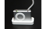USB2.0インターフェース採用のドックを標準で同梱する。iPod shuffleをドックに装着すると、充電やシンクが行えるの画像