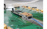 　日立製作所中央研究所は21日、40Gbpsの光トランシーバーの薄型化に成功したと発表した。情報通信研究機構の委託研究の一環として開発されたもの。これにより、光トランシーバーが、通信装置内に高密度で搭載できるようになる。の画像