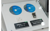 青紫色レーザーダイオード(左)とBlu-ray DISC用光学ピックアップ(右)。いずれも技術展示の画像