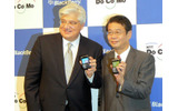 BlackBerry 8708hを披露するResearch In Motion Limitedの社長兼共同最高経営責任者のMike Lazaridis氏(左)とNTTドコモ取締役常務執行役員 法人営業本部長の星沢秀郎氏(右)の画像