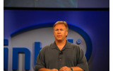 AppleのSenior Vice President of Worldwide Product Marketing, Phill Schiller氏。事前の噂として、CEOのSteve Jobs氏が登場してノート型上位機種へのCore 2 Duoプロセッサ採用を公表するのでは、とも言われていたが、Jobs氏の登壇も新型ノートの発表も行なわれなかった。の画像