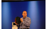 Tera Scale Computingの研究成果であるTFLOPS級プロセッサのプロトタイプを公開するOtellini氏。ウェハーには80個のTFLOPS級プロセッサが載っている。の画像