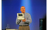 Classmate PCのプロトタイプを公開するOtellini氏。完成は2007年第1四半期の予定。の画像