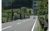 もうひとつの基地局はYRP敷地内の道路にある。1本のポール(写真奥から2本目)に基地局とアンテナを設置している。丘陵地なので、かなり勾配があることがわかるの画像