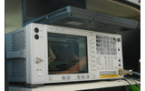 Agilent E4440A PSAは、最高26.5GHzの複雑なRF信号やマイクロ波信号を測定・モニタリングできる。価格はなんと600万円以上。あなたならアペアナ買いますか？ それてもベンツ2台買いますか？の画像