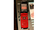 HSDPA対応「N902iX HIGH-SPEED」の新色「メテオレッド」も展示されている。12月に発売される予定の画像