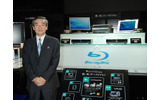 CEATEC JAPAN 2006の同社ブースでBlu-rayレコーダー2機種を発表。ソニーマーケティング取締役の鹿野清氏の画像