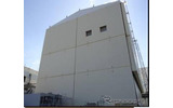 放射性物質拡散を抑制する取り組みで、崩壊した原子炉建屋をカバーする(1号機)の画像