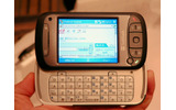 「X01HT」画面をスライドするとQWERTYキーボードが現れる。の画像