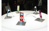 入り口の正面に、赤いiPod nanoを展示の画像