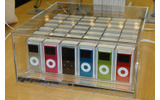 iPod nanoのカラーバリエーション。左から、シルバー、ピンク、ブラック、ブルー、グリーンと、本日発売したレッドの計6色の画像