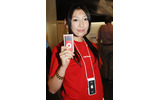 本日からスタッフ全員が赤いTシャツを着て、赤いiPod nanoをアピールの画像