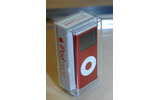 iPod nano （PRODUCT） RED Special Editionのケースには、赤い文字で「（PRODUCT） RED Special Edition」と印字されているの画像