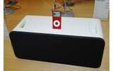 iPod nano （PRODUCT） RED Special Editionとドック付きスピーカーの画像
