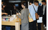 　アップルコンピュータは14日、同社の直販店「アップルストア」で赤色のiPod nano「iPod nano （PRODUCT） RED Special Edition」（4Gバイト）の販売を開始した。価格23,800円のうち、10ドルが世界基金に寄付される。の画像