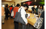 　アップルコンピュータは14日、同社の直販店「アップルストア」で赤色のiPod nano「iPod nano （PRODUCT） RED Special Edition」（4Gバイト）の販売を開始した。価格23,800円のうち、10ドルが世界基金に寄付される。の画像
