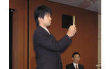 会場で実際にデモンストレーションを実施。会見場の左端から右端まで、携帯で動画撮影して、それをパノラマ画像にその場で変換の画像