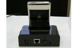 Wireless Dock for iPodにiPodを装着した様子の画像