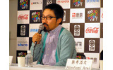 山下敦弘監督。「乱射」の解釈に関する質問に対して、やや下ネタも交え、記者団の爆笑を誘っていたの画像
