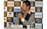ワケあり中年カップルの男・西岡佑二役の木村祐一。撮影中のエピソードを披露し、記者団を何度も笑わせていた。の画像