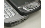 見えるのはmini USBコネクタ（USB 2.0）。このほか、外部接続機能としてIrDA、microSDTMメモリカードスロット、Bluetooth Ver.2.0（HSP／HFP／OPP／DUN など）を搭載の画像