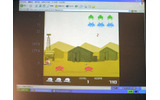 「インベーダー」とのコラボゲーム。やわらか戦車は武器を持たないので、ひたすら後退しながらジャンプで下側を迫ってくるインベーダーを避けていくの画像