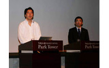 グリー代表取締役社長の田中良和氏(左)およびKDDI執行役員 コンテンツ・メディア事業本部長の高橋誠氏(右)が登壇の画像