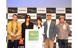 「ソースネクストECOメッセージ展」に参加する有名人がゲストとして登場。左から羽仁カンタ氏、SUGIZO、眞鍋かをり、サンプラザ中野、信藤三雄氏の画像