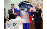 インテル株式会社と首都圏新都市鉄道株式会社(つくばエクスプレス)が今年のクリスマスに向けて共同でクリスマスツリーを制作。本日、完成披露と点灯式が開催されたの画像
