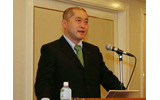 ウィルコム代表取締役社長の喜久川政樹氏。ウィルコムの事業戦略については「競争力を強化する」と携帯との正面からの競争を意識の画像