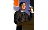 「W44S」を手にするKDDI代表取締役社長兼会長 小野寺正氏の画像