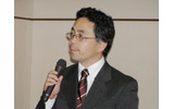 画面上で「gooフィードメーカー」の実演を行った、ポータル事業本部技術マーケティング部担当部長内山匡氏。実際の操作画面は、このあとで紹介する画面を見てほしいの画像