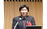 　「IPv6 Summit 2006」キーノートには、橋本岳衆議院議員が登壇、「IT新改革戦略とIPv6」との表題で、IT新改革戦略に則ったIPv6活用の動きについて紹介するとともに、通信・放送関係の政策議論を概観し、IPv6への政策サイドからの期待を述べた。の画像