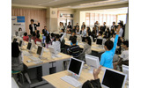 　マイクロソフトは24日、川崎市宮前区の市立土橋小学校において、インターネットの使用に関する啓蒙イベント「みんなで学ぼう！　小学生インターネット安全教室」を実施。「魔法戦隊マジレンジャー」のヒカル先生役の市川洋介氏が講師役で参加した。の画像