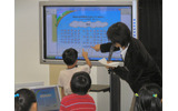 　マイクロソフトは24日、川崎市宮前区の市立土橋小学校において、インターネットの使用に関する啓蒙イベント「みんなで学ぼう！　小学生インターネット安全教室」を実施。「魔法戦隊マジレンジャー」のヒカル先生役の市川洋介氏が講師役で参加した。の画像