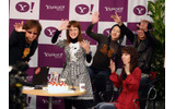 司会の山本シュウ氏とKILLERSメンバーがNAHOMI☆KILLERの誕生日を祝福の画像
