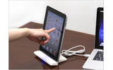 充電中にiPadを操作できるイメージ（iPad/ノートPCは別売）の画像